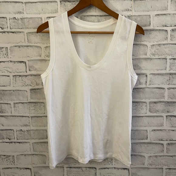 NWOT! A new day white v-neck sleeveless tank top XL - Picture 1 of 4